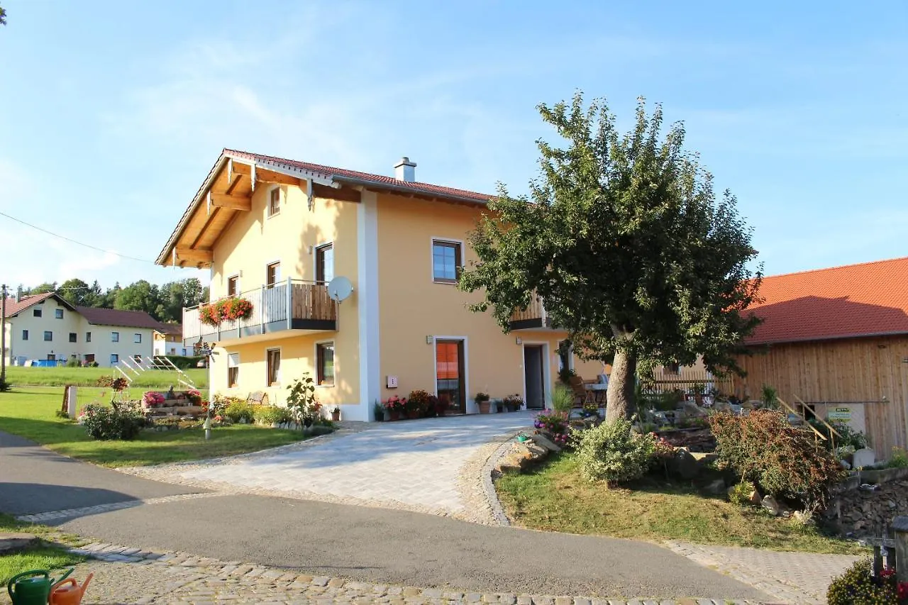 Apartment Ferienwohnung Ponyhof Adam Urlaub auf dem Bauernhof Eschlkam Deutschland